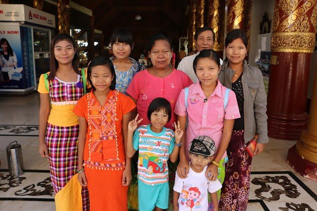 Família de Myanmar na Shwedagon Pagoda