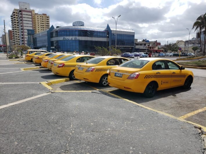 Taxis amarelos em Havana, Cuba