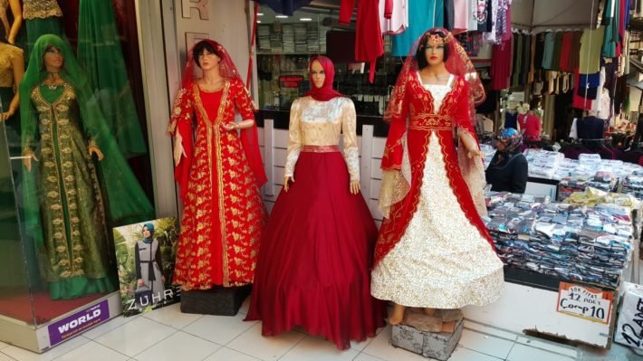 Lojas de Vestuário na Rua Çıkrıkçılar Ykş, Ankara, Turquia
