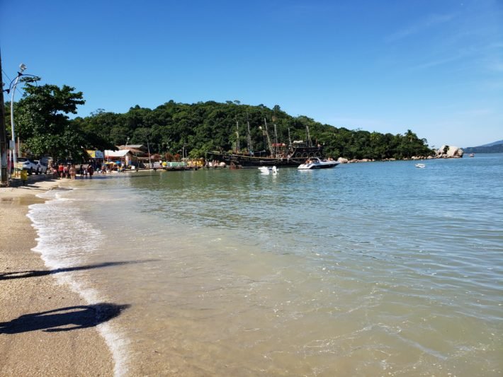 Praia Baía dos Golfinhos, Governador Celso Ramos, Santa Catarina