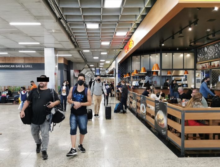 Passageiro sem utilizar máscara no Aeroporto de Guarulhos