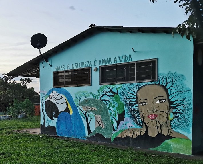 Pintura em Muro de Escola na Rua Pitanga, São Jorge, Chapada dos Veadeiros