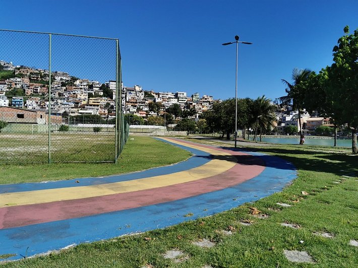 Parque Público no bairro Prainha, ao fundo uma Comunidade, Arraial do Cabo