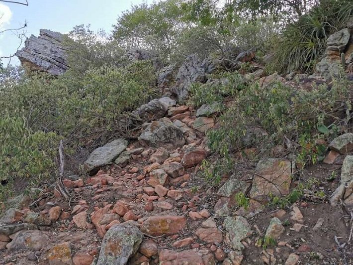 Pedras soltas na trilha do Umbuzeiro