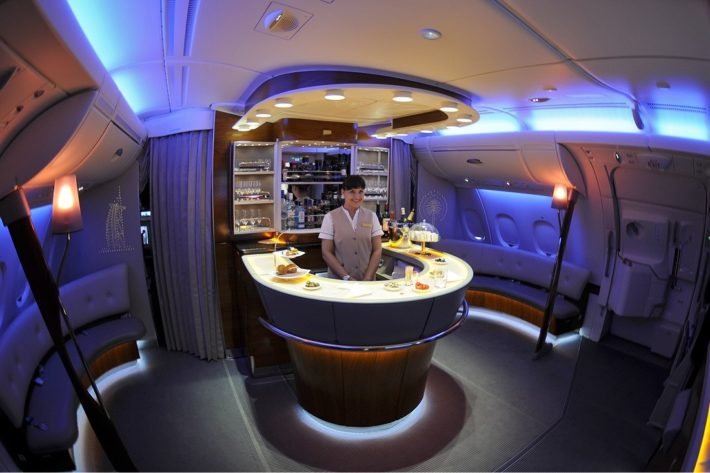 Emirates A380 - Onboard Bar (fonte: site da Emirates)