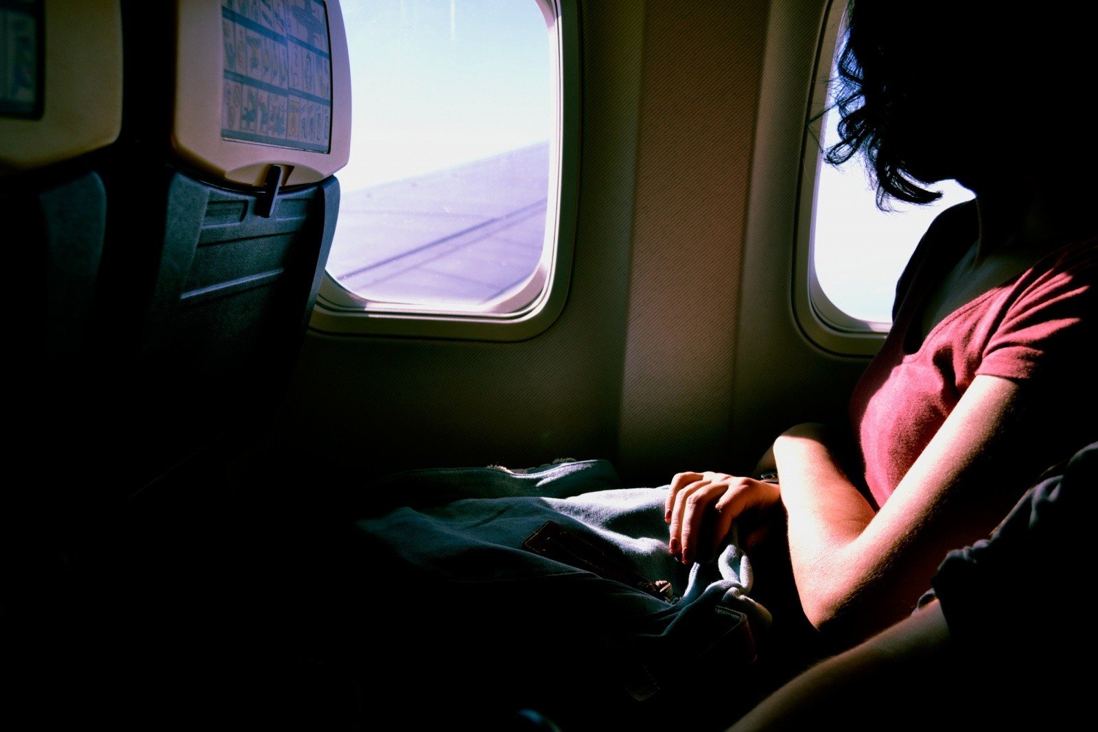 Pessoa sentada em Avião
