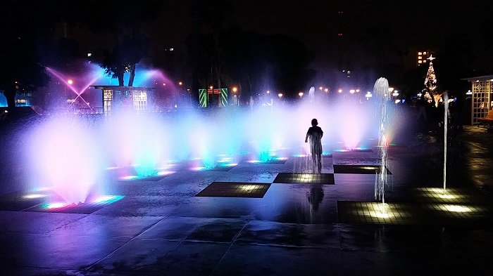 Criança Molhada na Fuente de los Niños, Circuito Mágico del Água, Lima, Peru