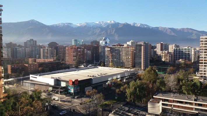 Vista da Cordilheira dos Andes a partir do bairro Las Condes, Santiago