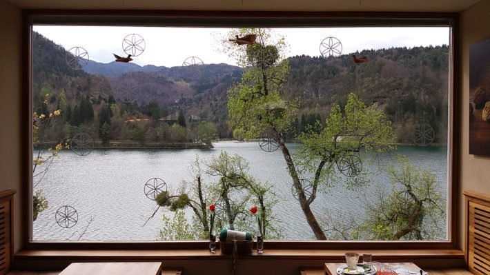 Vista do Café na Ilha do Lago Bled