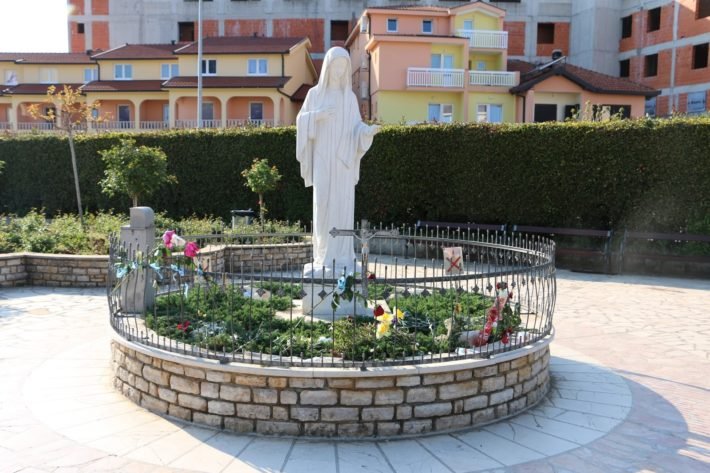 Mostar: a charmosa cidade na Bósnia-Herzegovina 5 Santuário de Medjugorge, Bósnia-Herzegovina