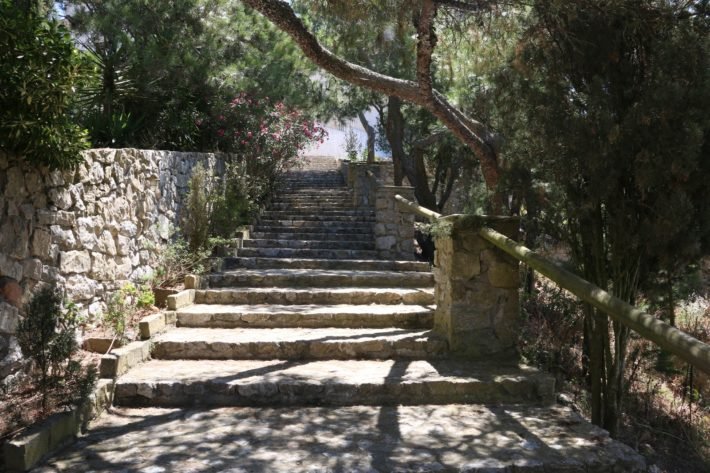 Entrada do Monastério Prophet Elias, Santorini, Grécia
