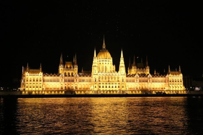 Vista do Parlamento Húngaro à noite