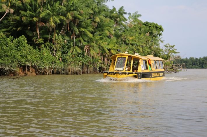 Barco escolar nos Furos, Belém