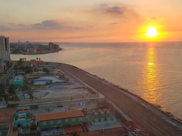 Por do Sol no Malecón de Havana, Cuba
