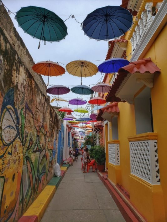 Uma viela enfeitada com Guarda-chuvas em Getsemani, Cartagena