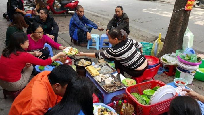 Pessoas almoçando nas calçadas, Hanoi, Vietnã