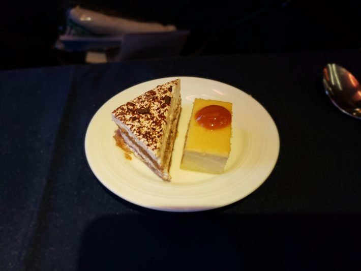 Onboard Service: chocolate cake and cheesecake, Copa Airlines, Business Class