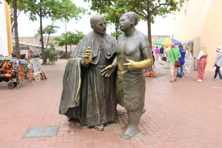 Estátua de San Pedro Claver com negro escravizado, Cartagena das Índias