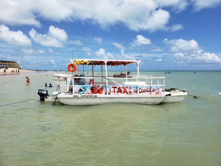 Barco no litoral de João Pessoa