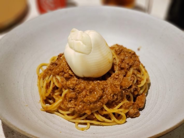 Espaguete à Bolonhesa com Burrata, Pizza 4Ps Espaguete à Bolonhesa com Burrata, Pizza 4Ps