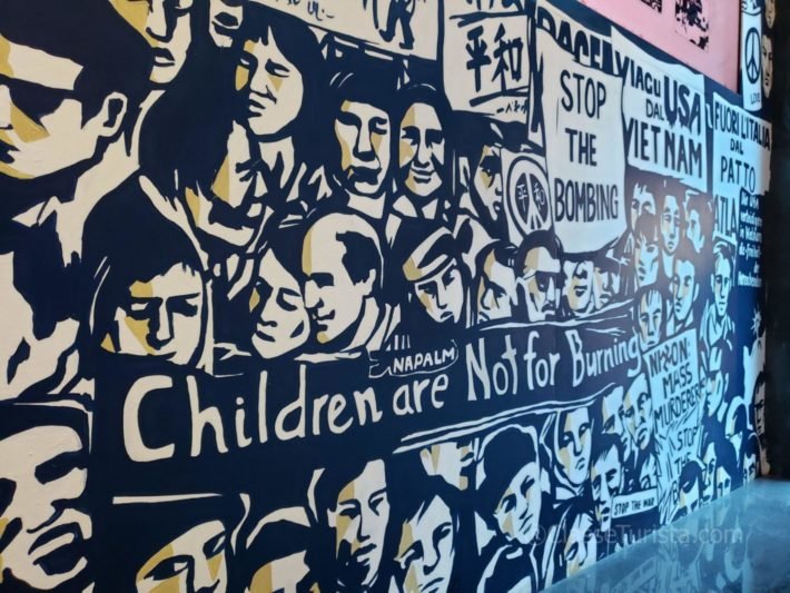 Mural com protestos contra a Guerra do Vietnã - War Remnants Museum
