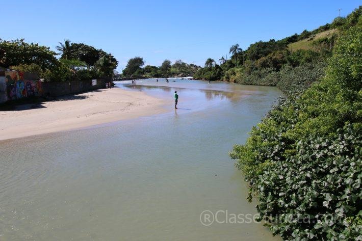 Riacho entre a Praia da Armação e a Praia do Matadouro, Florianópolis Riacho entre a Praia da Armação e a Praia do Matadouro, Florianópolis