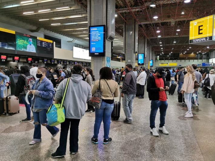 Aglomeração em torno do check-in na Asa E do Aeroporto de Guarulhos