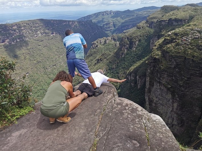 Turistas tirando foto no Mirante da Cachoeira da Fumaça, Chapada Diamantina