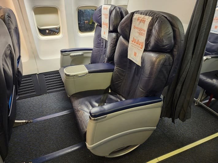 Espaço entre as Poltronas (pitch), Premium Economy, Aerolineas Argentinas