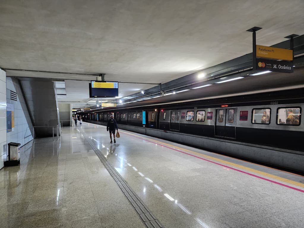 Estação de Metrô do Rio de Janeiro, sentido Jardim Oceânico