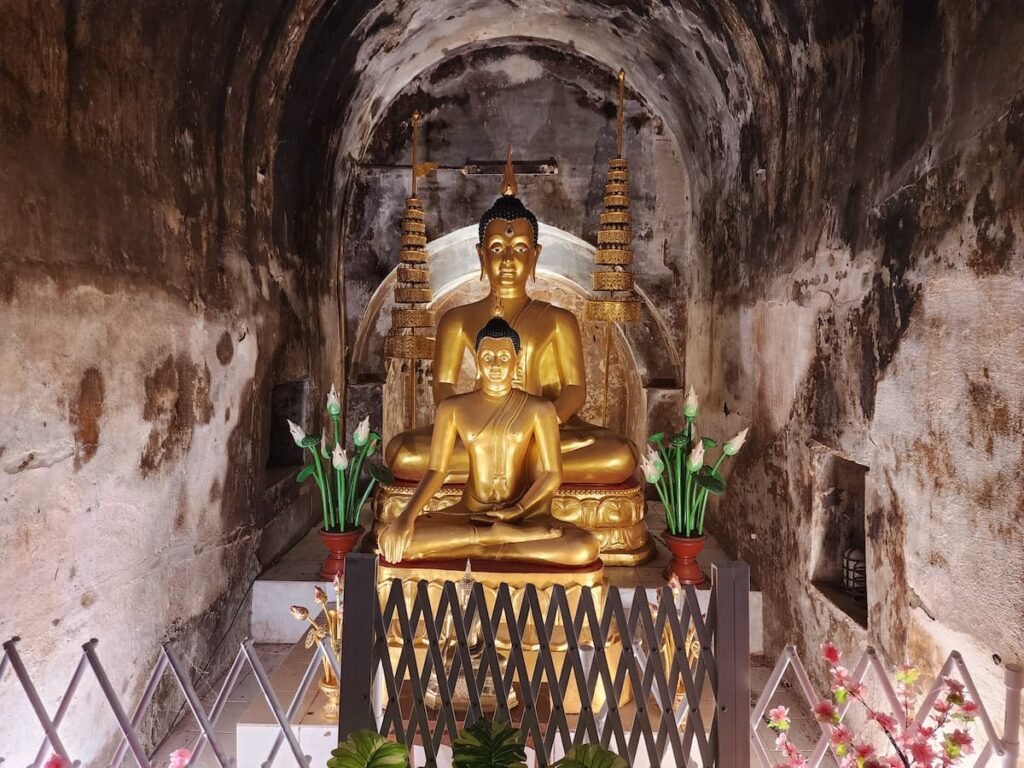 Imagens de Buda, Túneis do Wat Umong, Chiang Mai