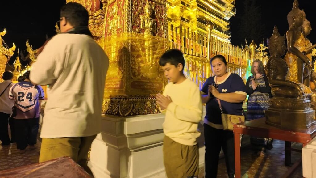 Fiéis em torno da Estupa Dourada, Doi Suthep, Chiang Mai