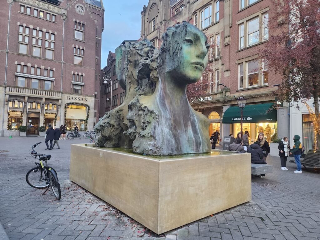 Estátua Duas Cabeças Imóveis, Two Immovable HEads, Rokin, Amsterdã