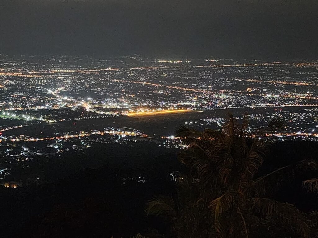 Vista Noturna de Chiang Mai a partir do Doi Suthep